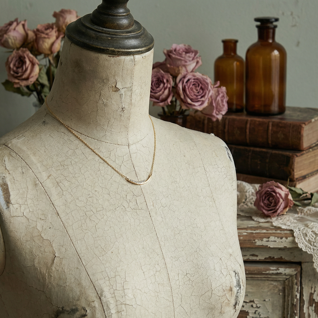 The Gentle Curve Necklace