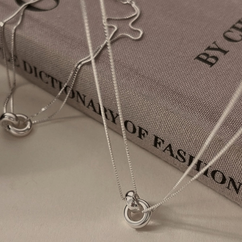 The Intertwined Circles Necklace